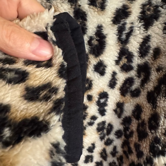 New with tags ladies size XXL Maurices animal print fuzzy pullover - Picture 7 of 15